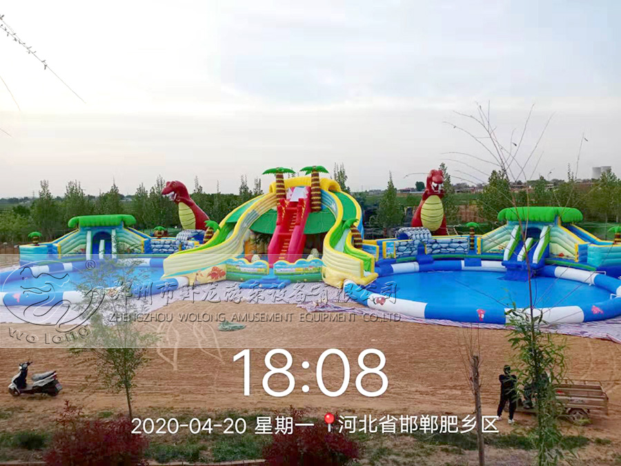 恐龙嬉水